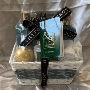 Lily Roy Eucalyptus Bath Gift Set Green & Gold, NIP New. Create a bundle & save!